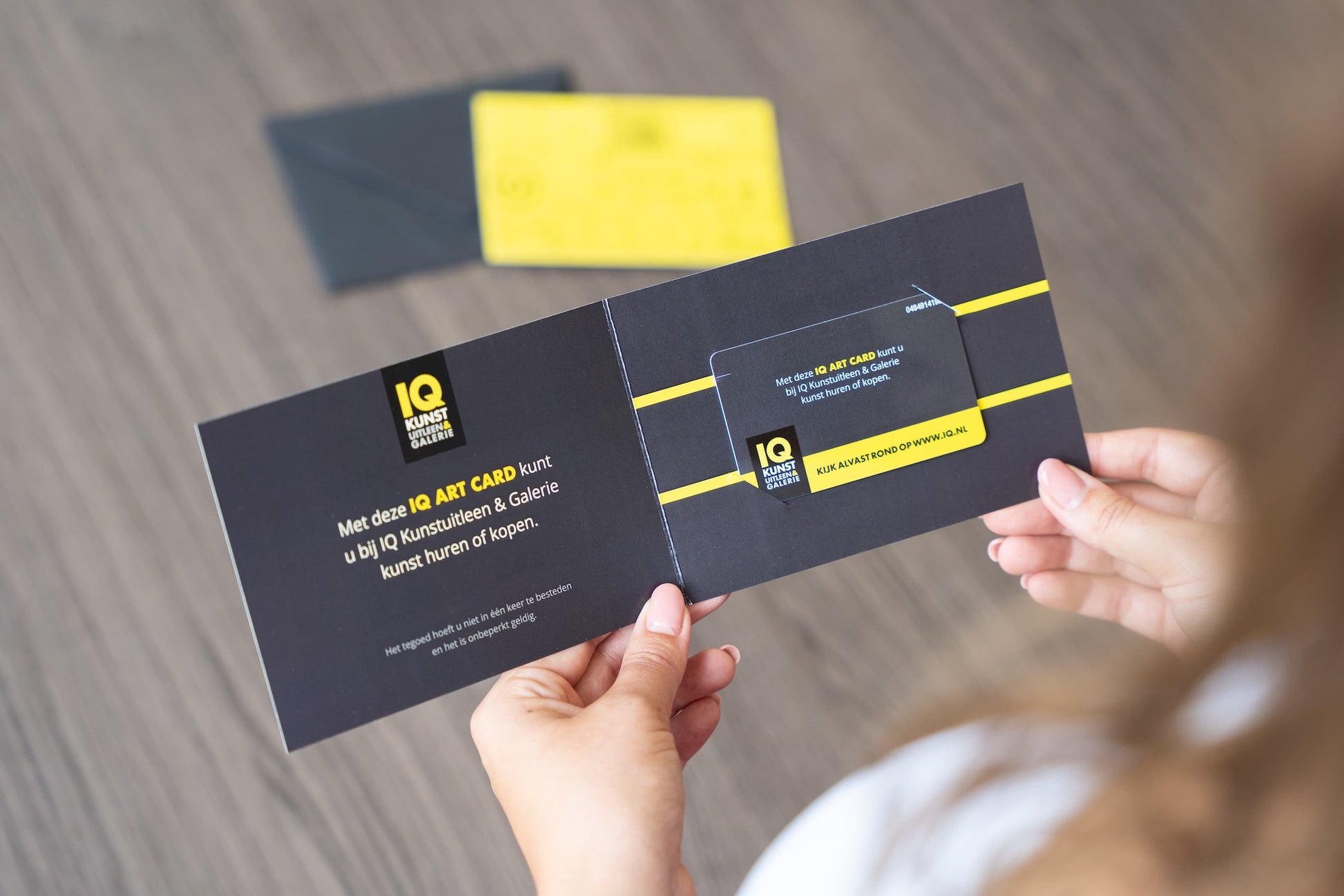 De IQ Art Card kunstbon inclusief zwarte cadeau-envelop.